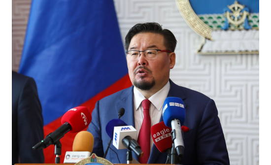 오흐나깅 후렐수흐 몽골 대통령령으로 국가 최고 훈장인 “칭기스 칸” 훈장을 대한민국 국민이자 유엔 제8대 사무총장인 반기문에게 수여하기로 하였습니다.