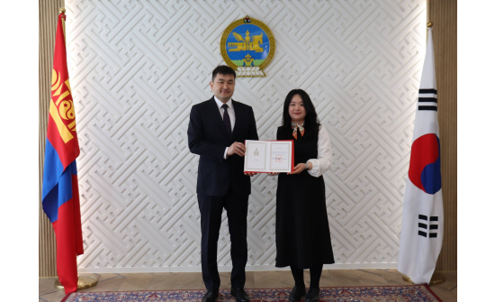 СОЛОНГОСЫН ДИПЛОМАТ АЖИЛТАНД ШАГНАЛ ГАРДУУЛАВ