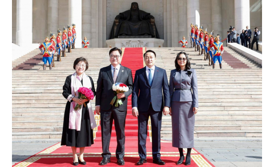 몽골 아마르바야스갈랑 국회의장은 대한민국 우원식 국회의장을 수흐바타르 광장에서 맞이했다.